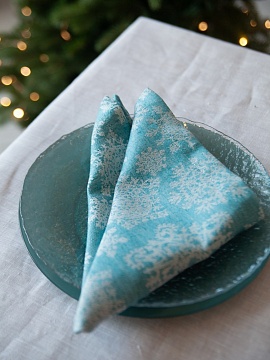 Салфетка льняная Снежинки на голубом