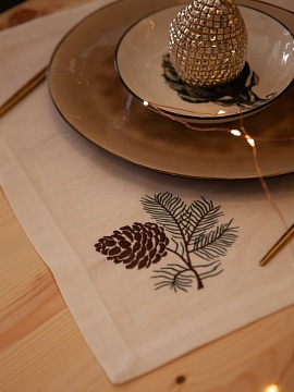Салфетка льняная белая с вышивкой Сосновая шишка