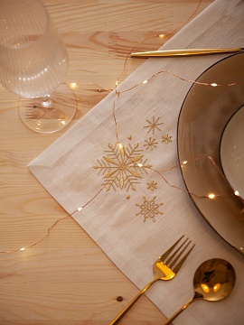 Салфетка льняная белая с вышивкой Морозные снежинки