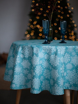 Скатерть льняная Снежинки на голубом круглая без салфеток