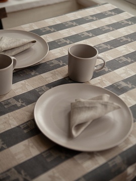 Скатерть льняная Лоси цвет 01 без салфеток