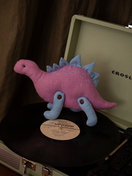 Льняной сувенир Динозавр розовый